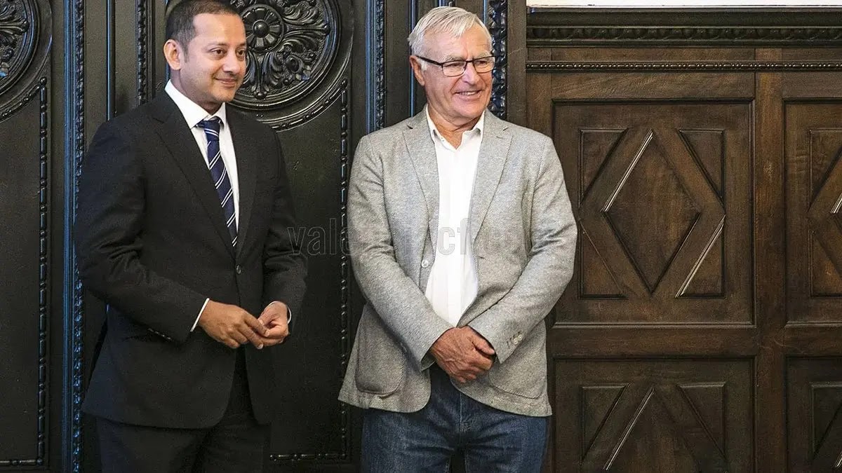 Le président du Valencia CF Anil Murthy et le maire de Valence Joan Ribó