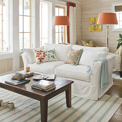 Country Cottage Living Room Furniture on Chunky Or Distressed Cottage Style Furniture Helps Achieve This Look