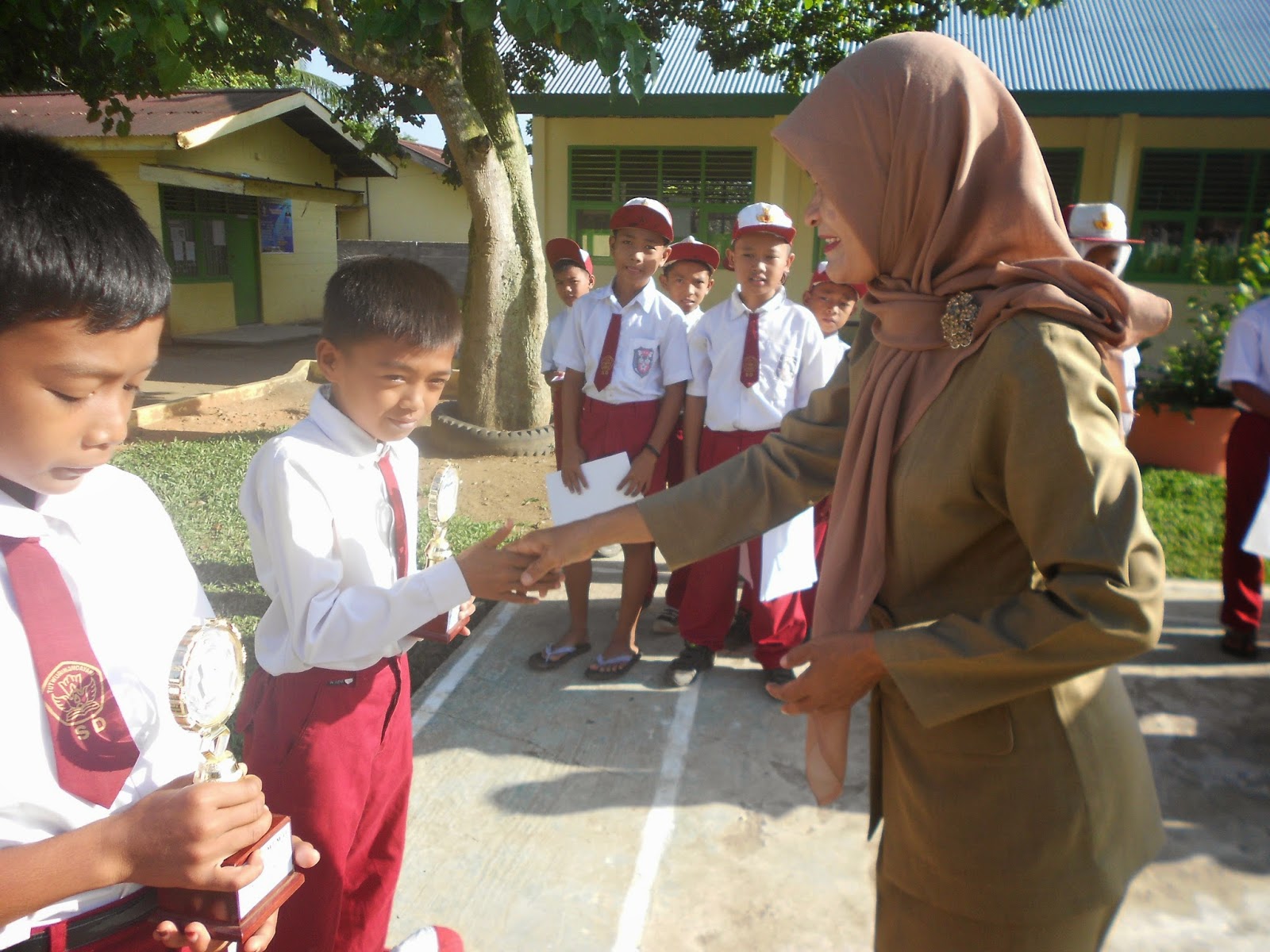 Suasana Pemberian Rapor Di Sekolah Akhir Semster Siswa