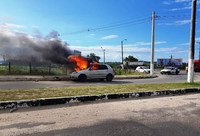 Carro pega fogo na Avenida Luiz Eduardo Magalhães em Coité