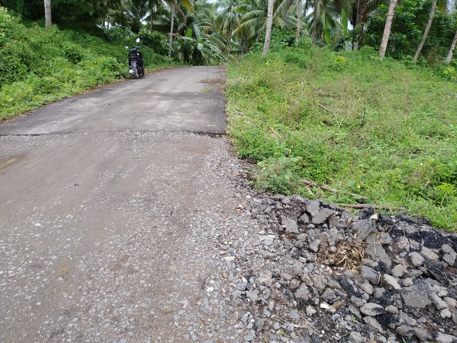  Astaga...!!! Aspal Dingin Dipakai di ruas Jalan Desa Kokole