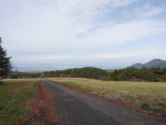 鳥取県西伯郡伯耆町丸山の牧草地　島根半島の眺望