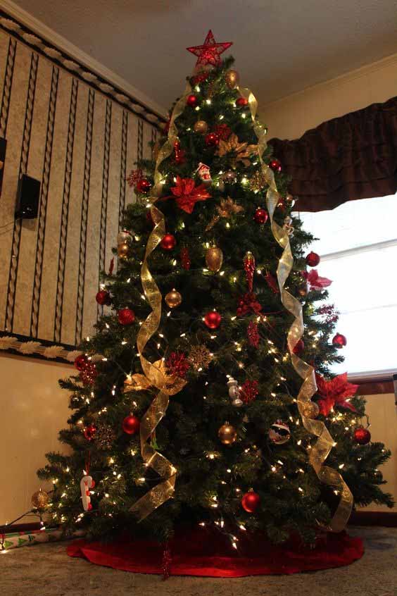 Red and Gold Christmas Tree Decoration Ideas