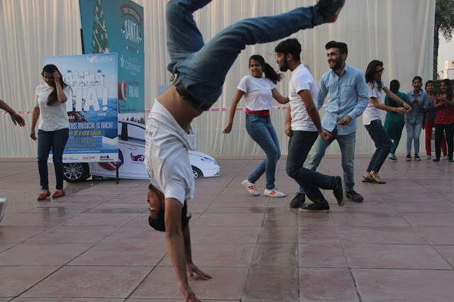 “Mamma Mia Again” presented a Flash Mob act at Select city walk!