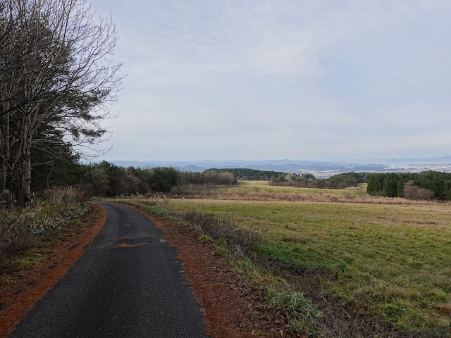 鳥取県西伯郡伯耆町丸山の牧草地　島根半島の眺望