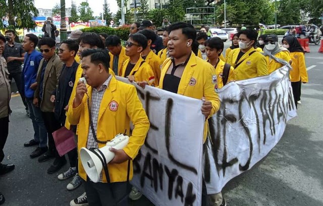 Ratusan Massa Datangi Gedung DPRD, Korwil BEM Se Kalsel: Tidak Lagi Mencari Wakil Rakyat 