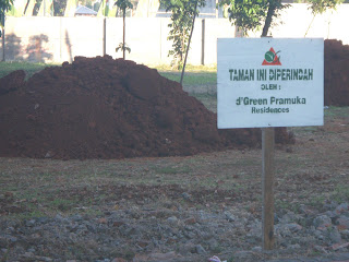 Taman Rawasari depan apartemen green Pramuka, keramik di green pramuka, pengembangan taman hijau