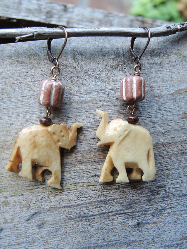 free tutorial for making safari earrings with an elephant - gratis tutorial om zelf oorbellen te maken let een olifantje