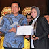 Irman Gusman Serahkan Piagam Penghargaan Kepada PJ Bupati Padang Pariaman Rosnini Savitri