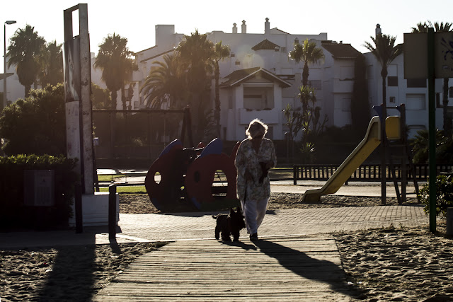 Costa Ballena, Rota, Cádiz, España, paseando el perro