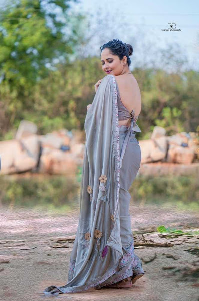 Anasuya Bharadwaj backless saree hot south indian actress