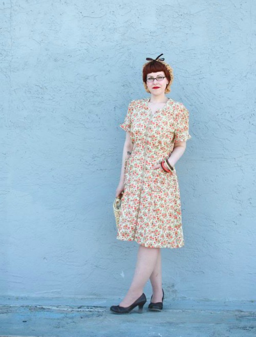 http://www.chronicallyvintage.com/2013/09/a-darling-1940s-housedress-fun-fact.html