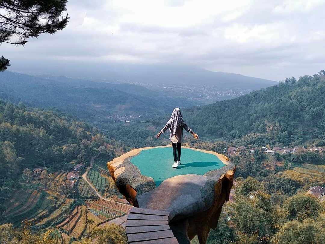 Menikmati Keindahan Malam Kota Malang di Bukit Paralayang Batu Malang