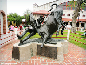 Fort Worth Stockyards: Escultura frente al Cowtown Coliseum