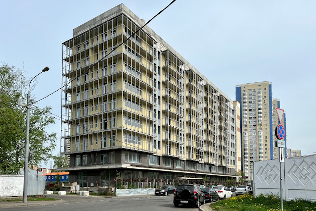 Левобережная улица, заброшенный недостроенный жилой комплекс «Янтарь apartments»
