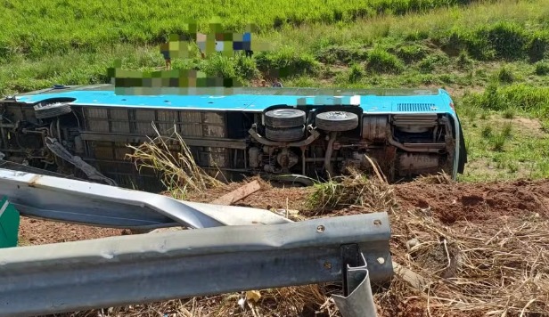 Mulher morre e seis pessoas ficam feridas após ônibus de viagem tombar em Gameleira na BR-101