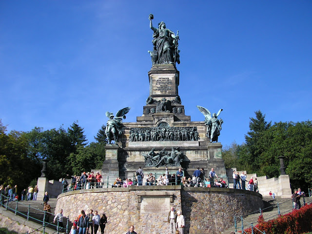 Niederwalddenkmal visto do rio Reno