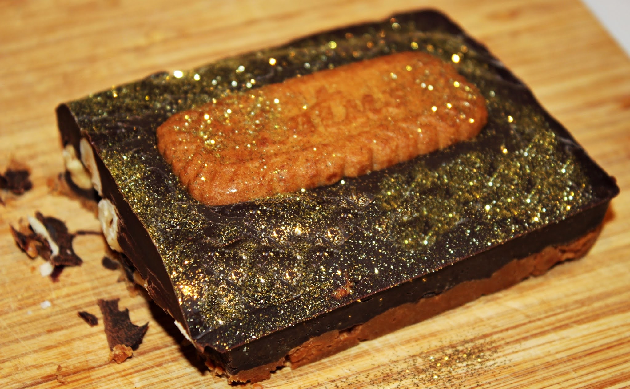 TURRÓN DE CHOCOLATE NEGRO Y DULCE DE LECHE CON GALLETAS LOTUS Y AVELLANAS