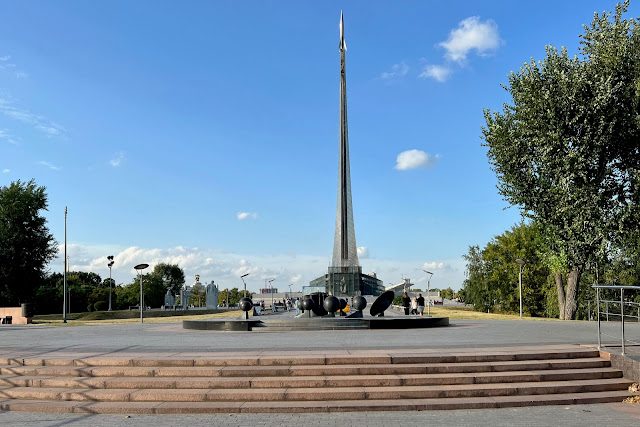 аллея Космонавтов, проспект Мира, обелиск «Покорителям космоса» и Мемориальный музей космонавтики