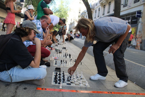 Laurent Le Conquérant, SDF belge, défie les passants aux échecs en jouant jusqu’à huit parties en simultané, à Lyon - Photo © Anthony Soudani 