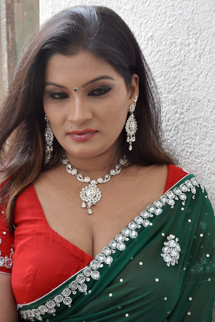 hot indian aunty spicy saree images