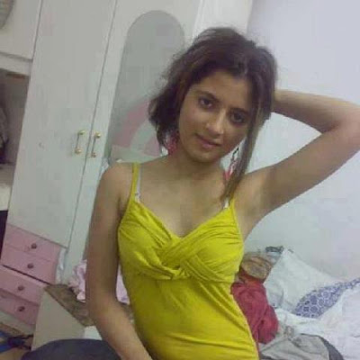 Indian model naked pic leaked, Indian celeb naked pictures caught on camera, Indian auntie wardrobe malfunction pictures
