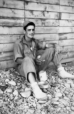 Barracón de madera y soldado comiendo (Foto archivo propio)