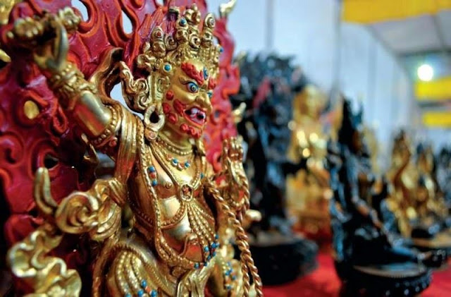 Từ những vị thần Hindu hay Đức Phật thu nhỏ cho đến những mặt nạ bằng gỗ chạm khắc tinh tế hay những con rối bằng đất nung… chính là những món đồ thủ công mỹ nghệ độc đáo và chắc chắn sẽ là món quà ý nghĩa sau chuyến du lịch Nepal. Chỉ cần không phải là đồ cổ thì bạn hoàn toàn có thể mua mang về làm quà.