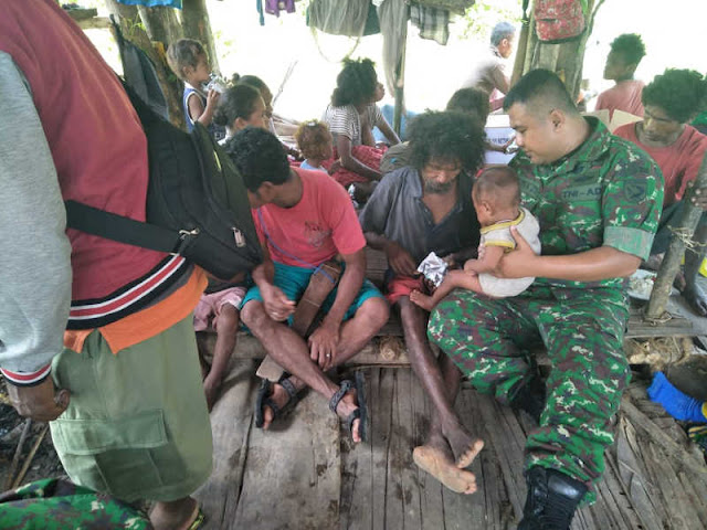 Antisipasi Kelaparan, Kodim Masohi Beri Logistik ke Suku Mausu Ane di Morokay