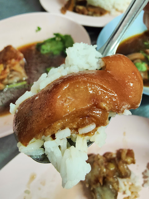 Famous_Stewed_Pork_Leg_Bangkok_Kha_Mu_Charoensang_Silom