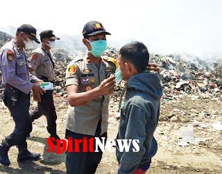 Kapolsek Bajeng, Bersama Anggotanya Bagikan Masker Warga di Sekitar TPA CADIKA 