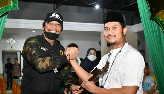 Simbol Amanah, Tokoh Pemuda Bone Beri Hadiah Keris ke Bupati ASA