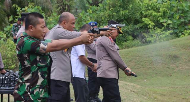Perkuat Sinergitas TNI-Polri, Polres Aceh Timur dan Kodim 0104 Gelar Latihan Menembak Bersama