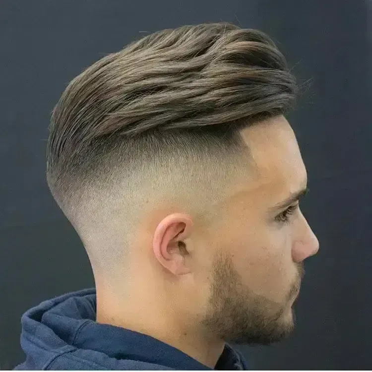 homem com corte de cabelo raspado nas laterais e penteado para trás