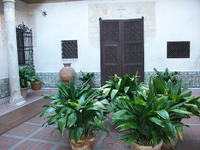 La Casa del Greco Toledo patio estilo andaluz con macetas y ventanas enrejadas