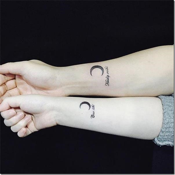 tatuaje-de-luna-con-los-nombres-estampados-de-abajo