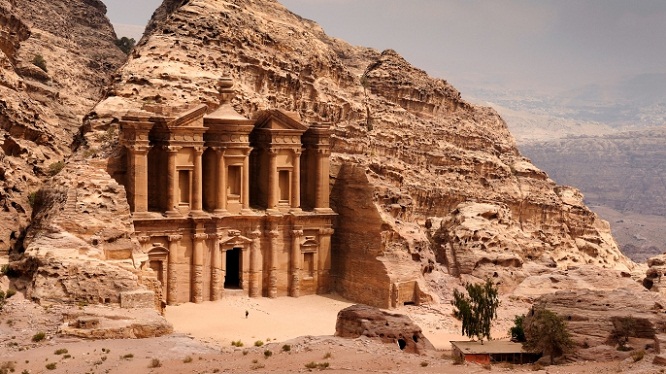 Petra, Bangunan yang Dipahat di Batuan Gunung 