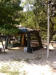 源じいの森のデイキャンプで設営したタープ