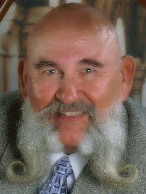 Je vais me laisser pousser la barbe juste pour en faire des mandibules William Mitchell