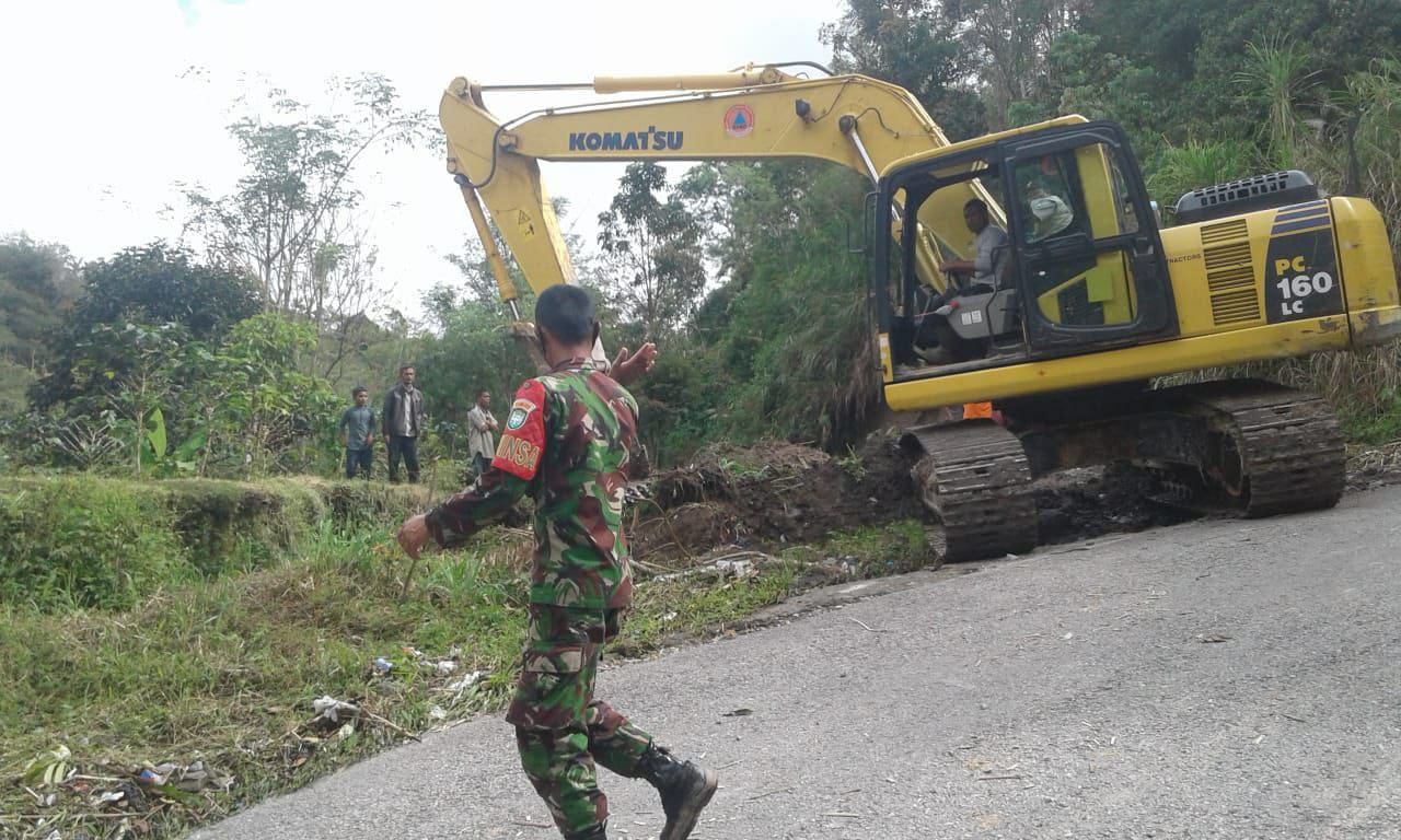  Longsor di Desa Sukajadi Babinsa Bersama Warga Langsung Tinjau Kelokasi