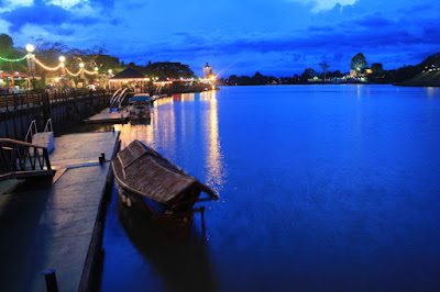 Sebuah sampan beratap kayu tradisional, transportasi air utama di Kuching.