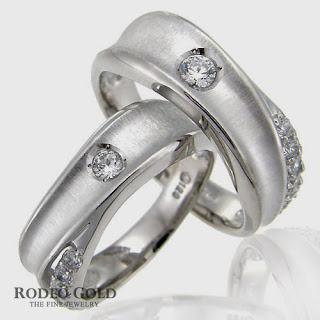 http://www.rodeogold.com/new-engagement-rings/gold-engagement-rings-tcr82952#.UpoNVI2ExAI