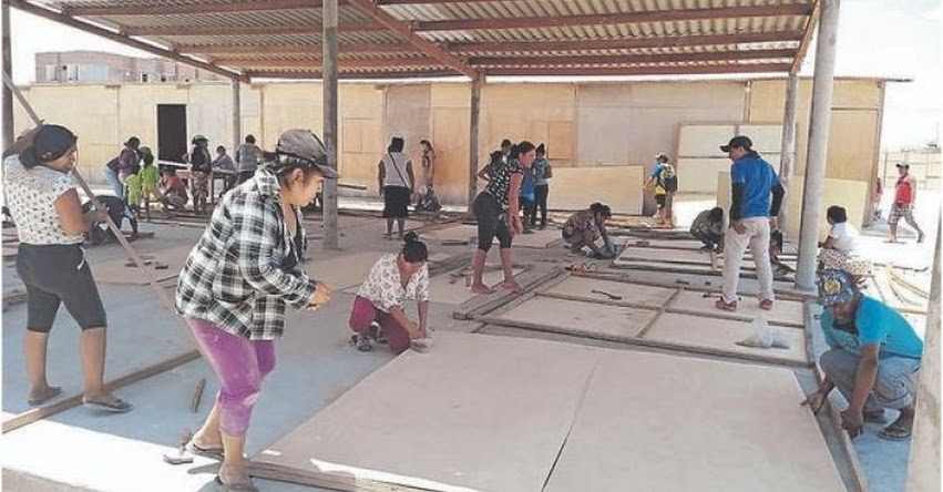 Padres de familia y alumnos construyen su propio colegio en Sechura - Piura