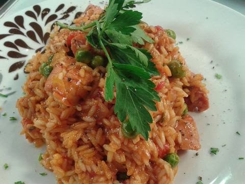 Arroz con salchichas tomates y guisantes