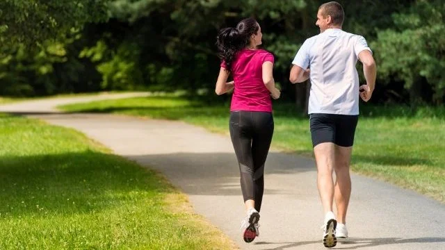 Hacer caminatas diarias de entre 20 y 30 minutos puede ayudar a mejorar el sistema inmunológico.