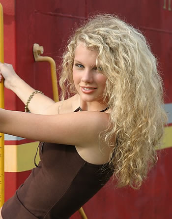 Taylor Swift Curly Hair Natural. Taylor#39;s natural texture.
