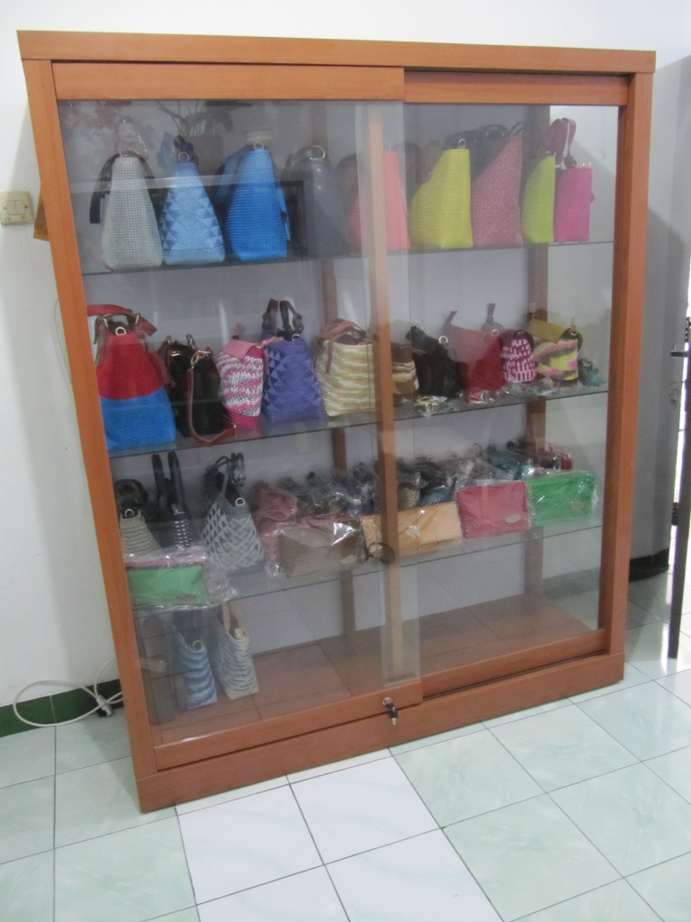  Lemari  Etalase Kaca  Tempat  Tas  Furniture Semarang 