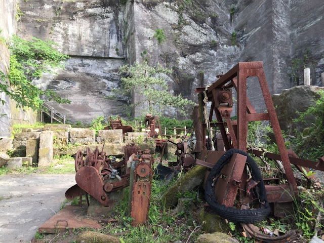 岩舞台の重機