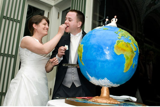 Willa and Andrew's wedding cake was the perfect centrepiece to a travel