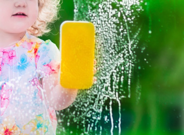 AGE-APPROPRIATE CHORES FOR KIDS (Chores for preschoolers/toddlers) #choresforkidsbyage #choresforkids #ageappropriatechoresforkids #ageappropriatechores #howtomakechoresfun #parenting  